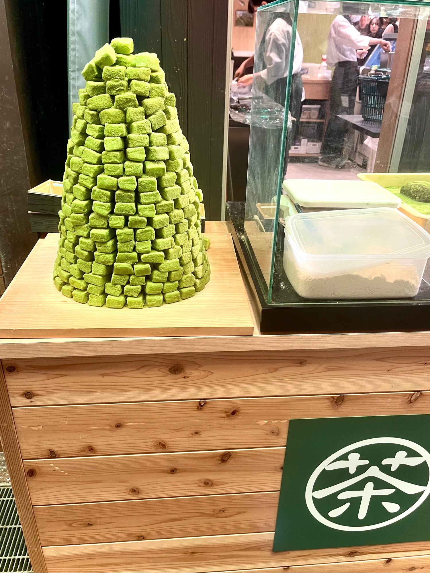 Freshly made matcha mochi at Kyoto’s famous Nishiki Market, showcasing the vibrant green color of premium Uji Matcha. A must-try Japanese sweet, crafted with high-quality matcha from Uji, Kyoto—renowned for its rich flavour and smooth texture.